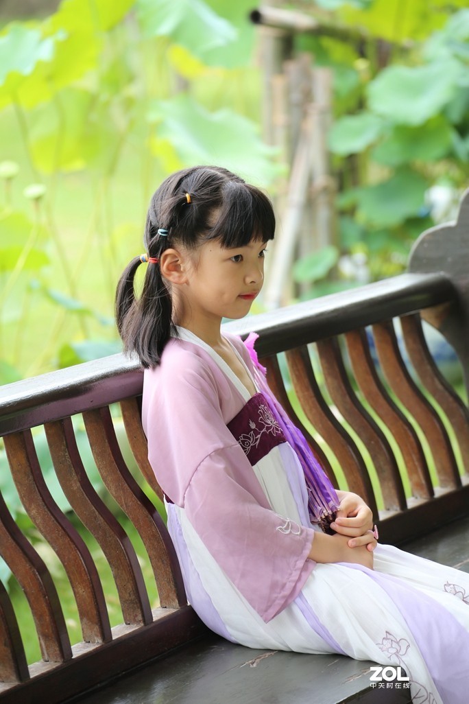 穿汉服的小女孩