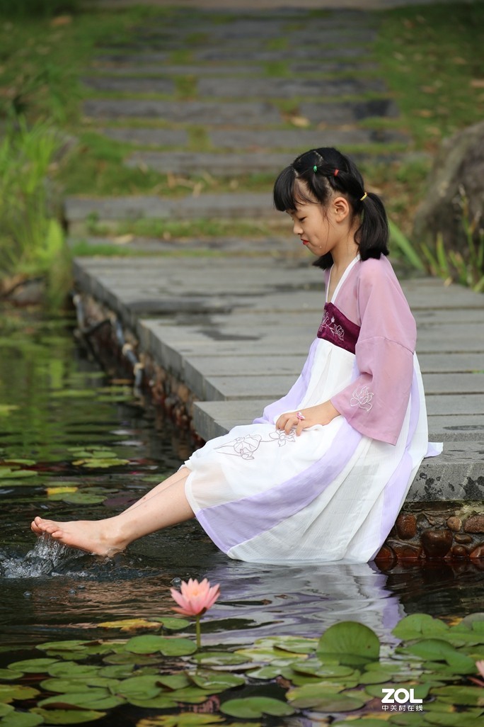 穿汉服的小女孩