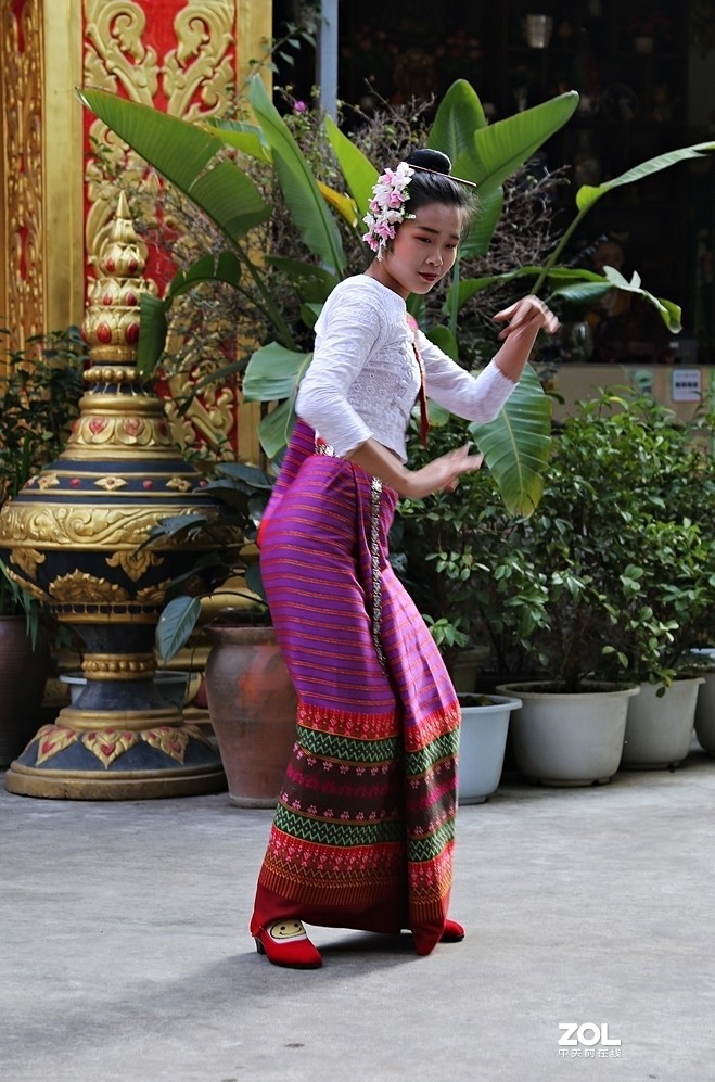 跳舞的傣族姑娘