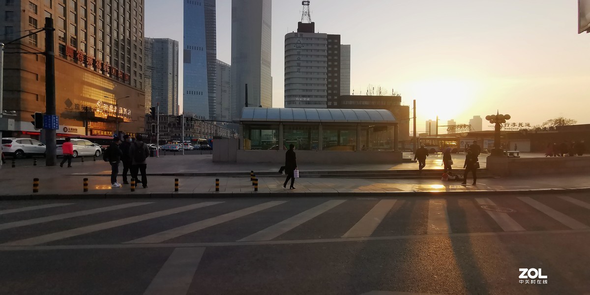 大连火车站广场黄昏和夜景华为手机随拍