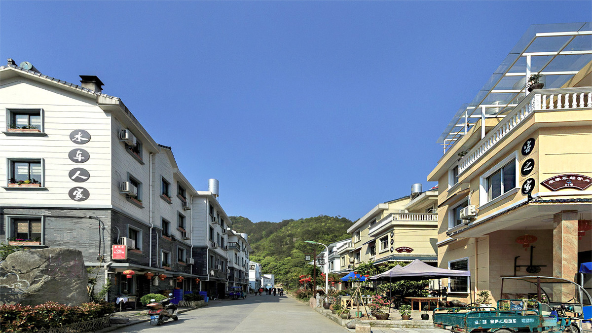 蓝天下的浙江后岸村旅游景点