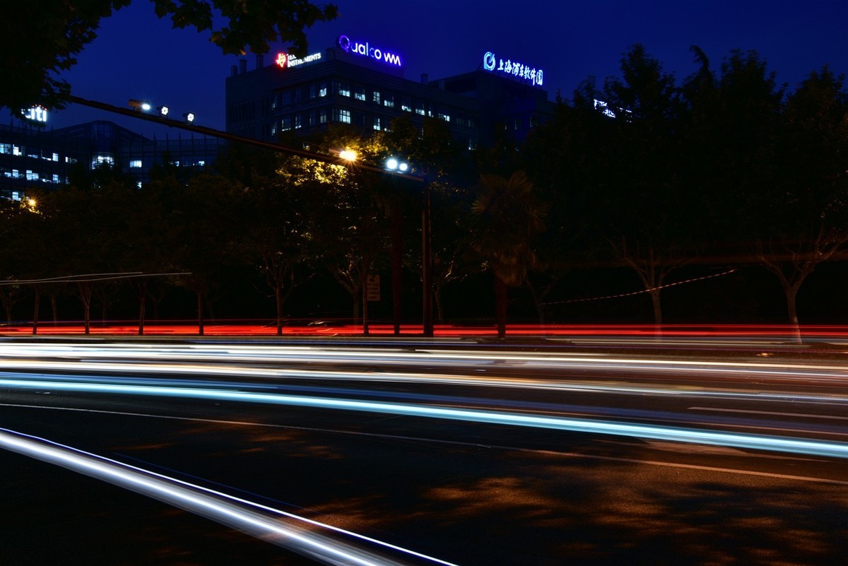 夜景练镜路灯星芒与车流线条