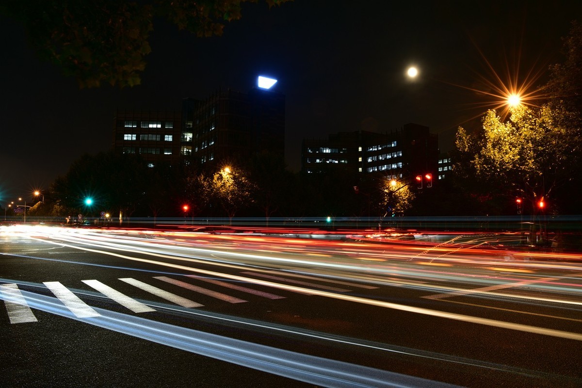 夜景练镜路灯星芒与车流线条