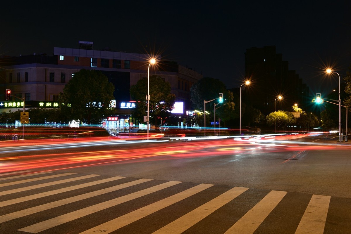 夜景练镜路灯星芒与车流线条