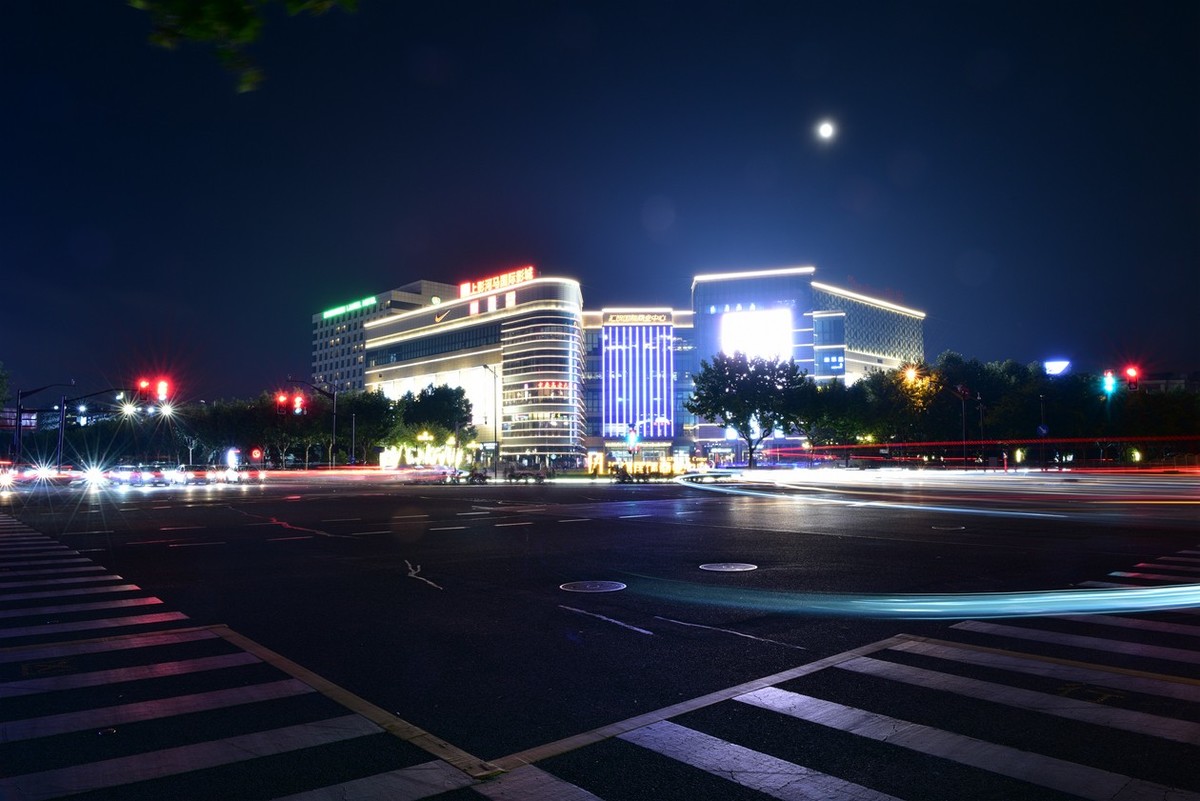 夜景练镜路灯星芒与车流线条