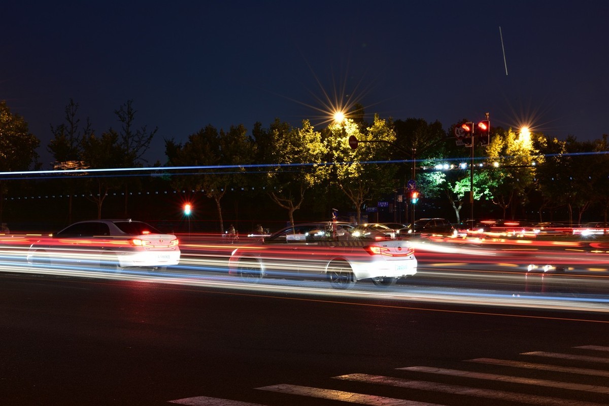 夜景练镜路灯星芒与车流线条