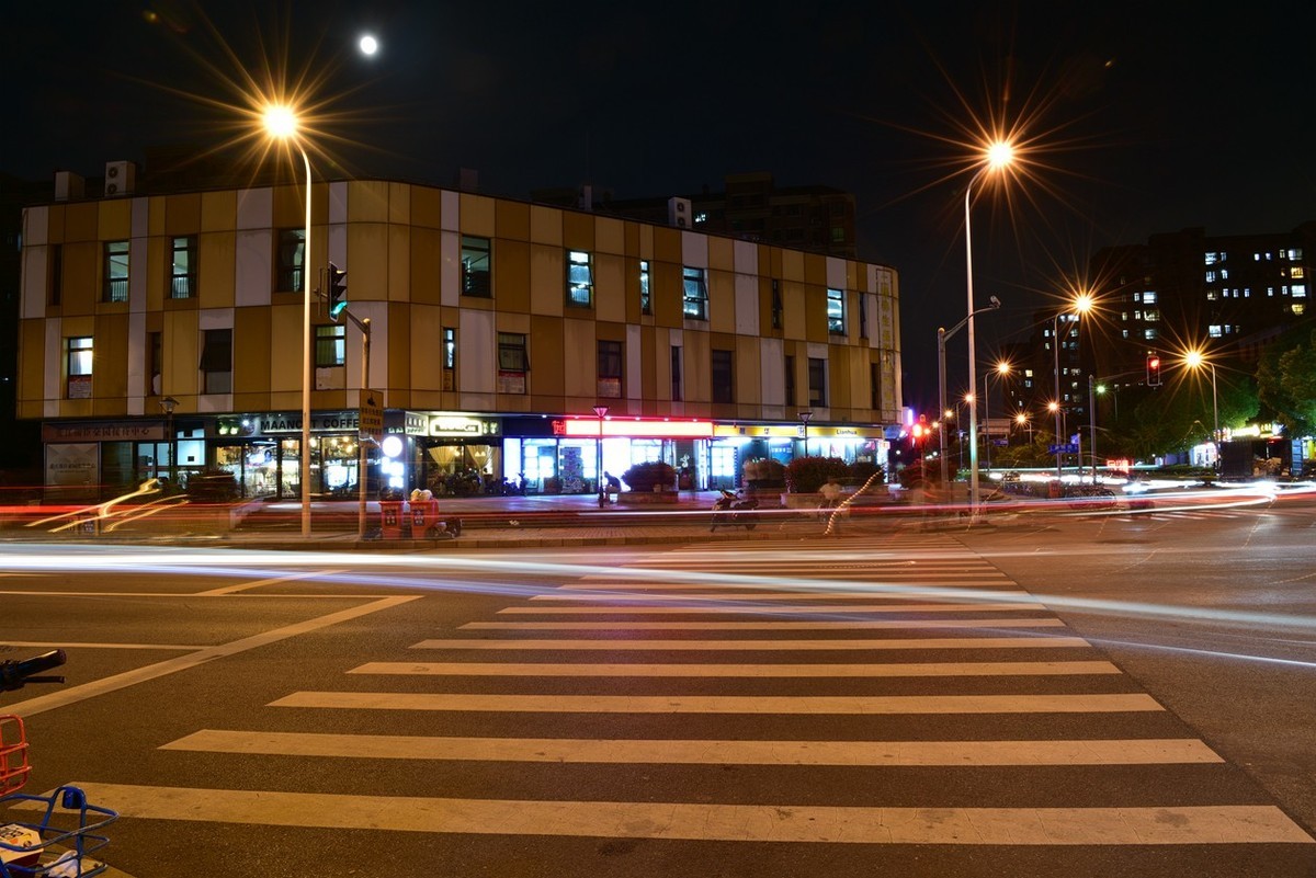 夜景练镜路灯星芒与车流线条