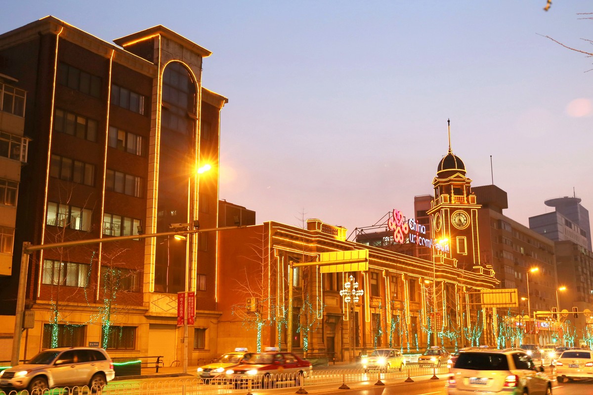 中国联通辽宁省公司的楼近日于沈阳拍摄习作夜景之亮化的老建筑
