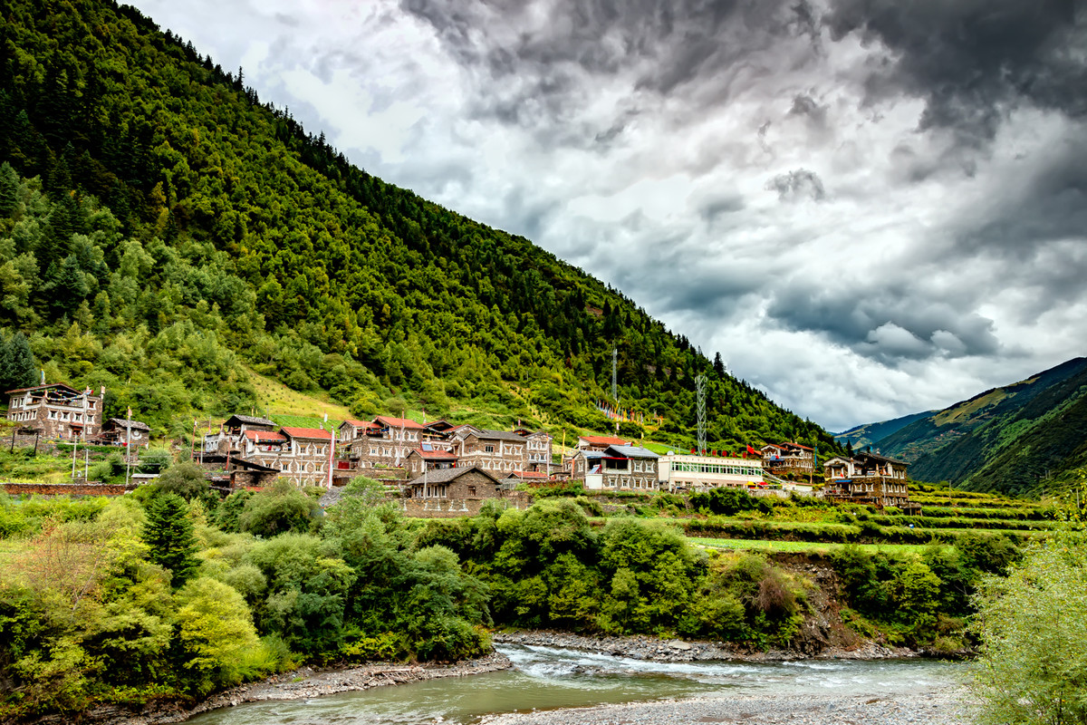 川西阿坝州风光马尔康梭磨河大峡谷