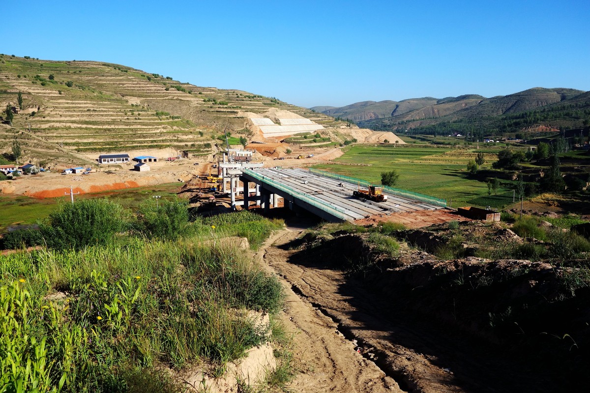 建设中的固西宁夏固原西吉公路