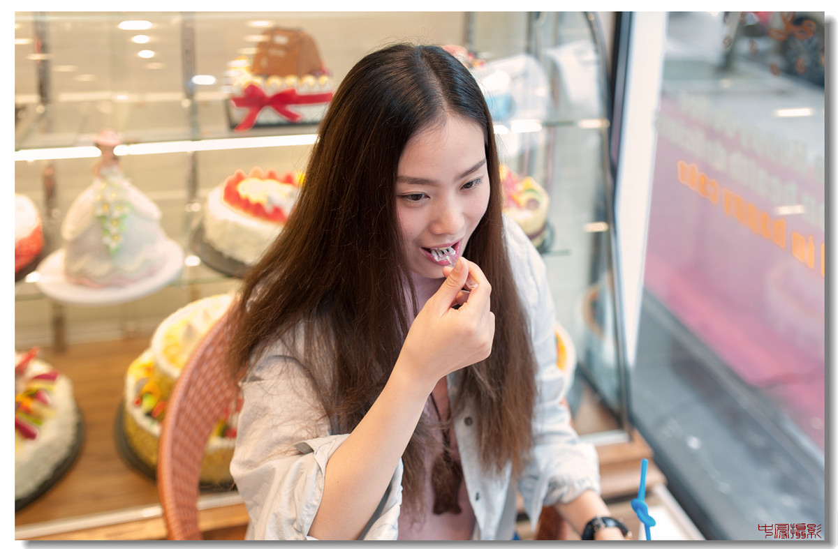 蛋糕店里的女孩