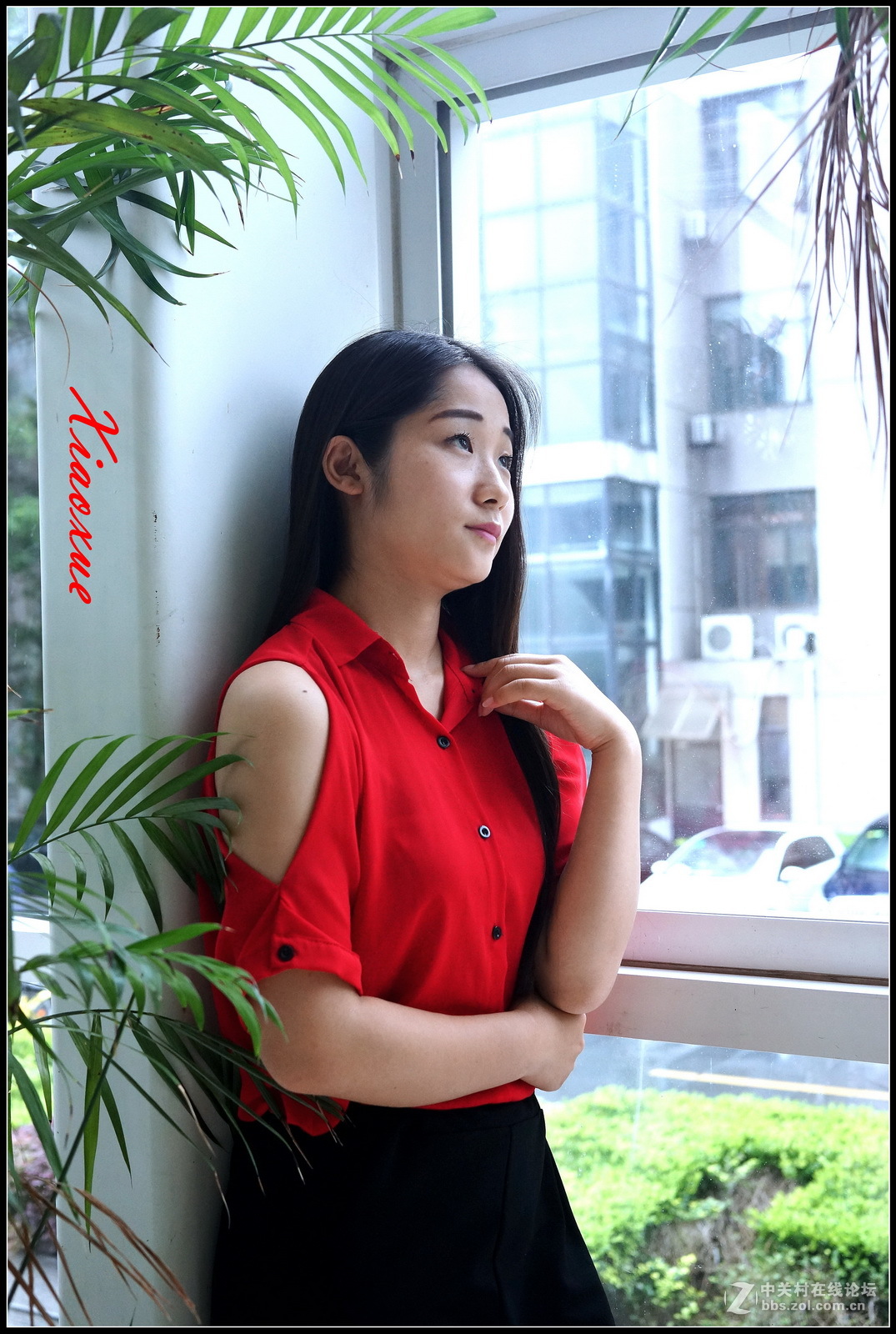 校园里的红衣少女