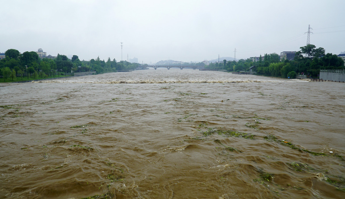 冒雨实拍熟溪河洪水在咆哮24p