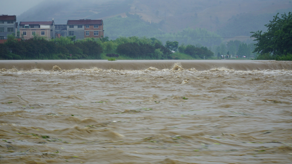 冒雨实拍熟溪河洪水在咆哮24p