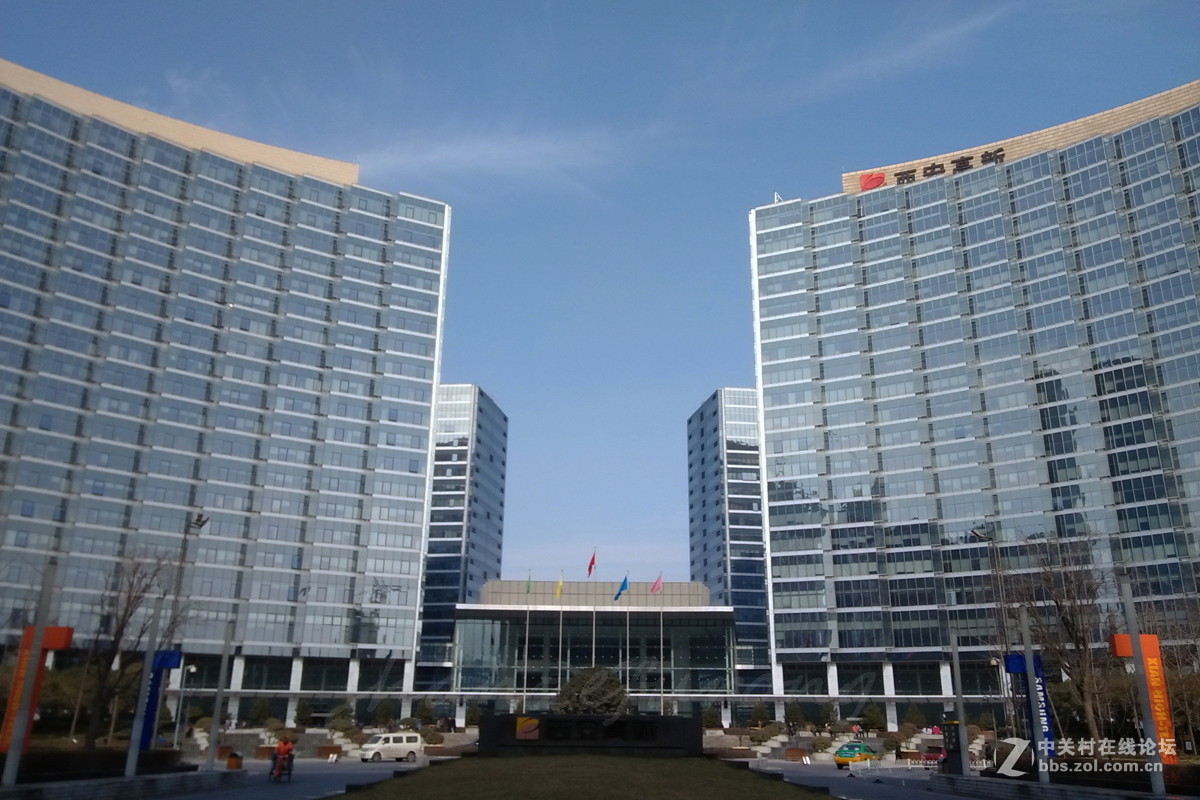 在西安高新技术开发区习拍管委会周边的街景