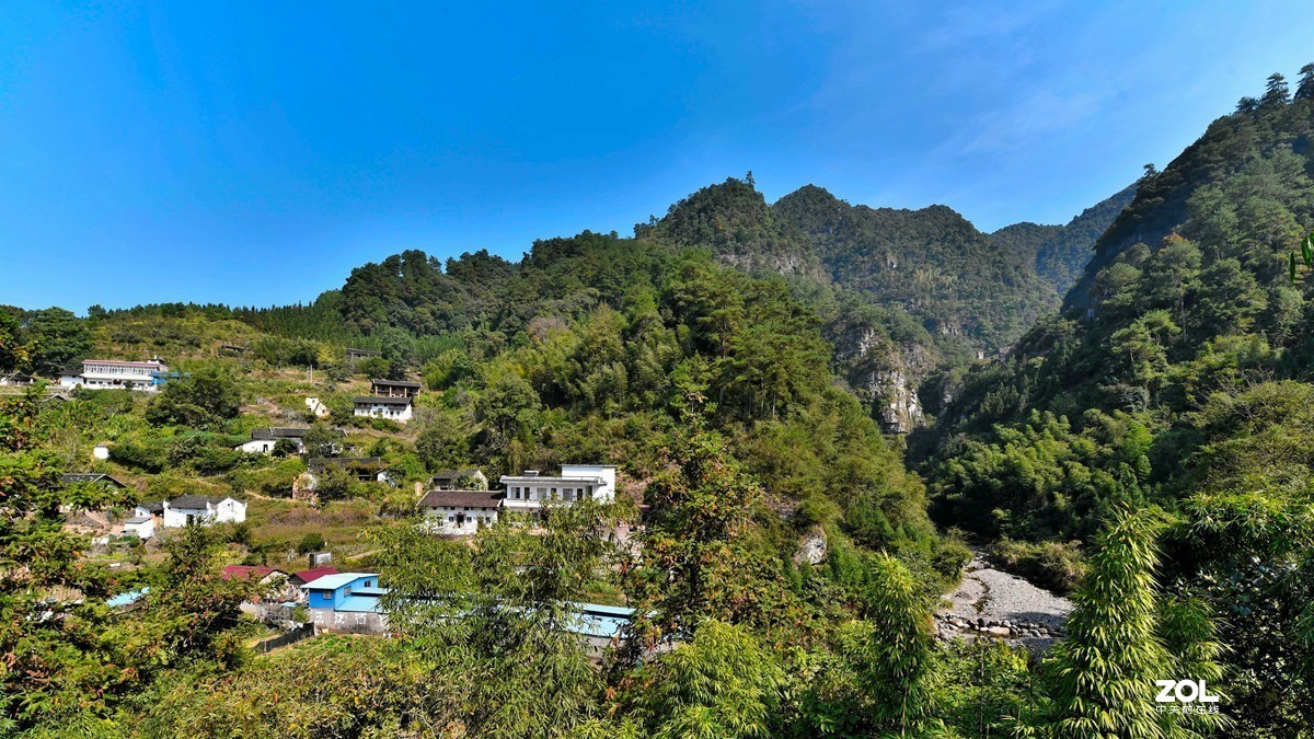 恭城县山里的瑶族村寨三江村