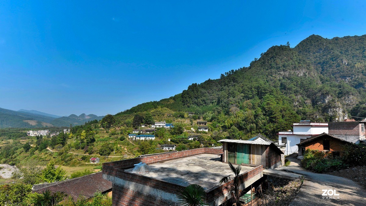 恭城县山里的瑶族村寨三江村