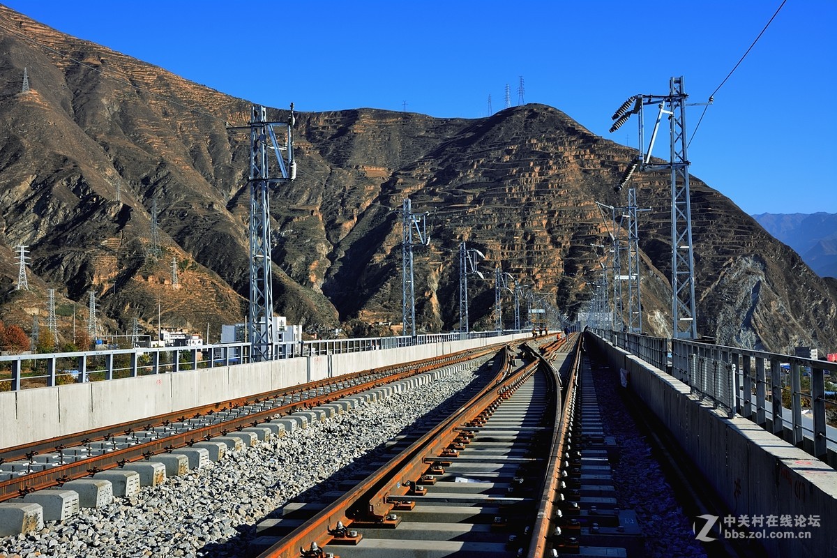 在建中的兰渝铁路陇南段三