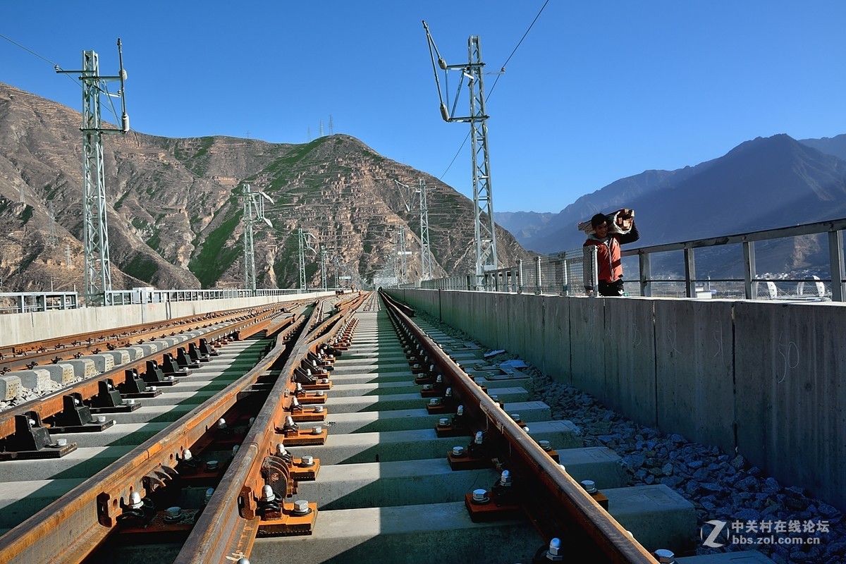 在建中的兰渝铁路陇南段三