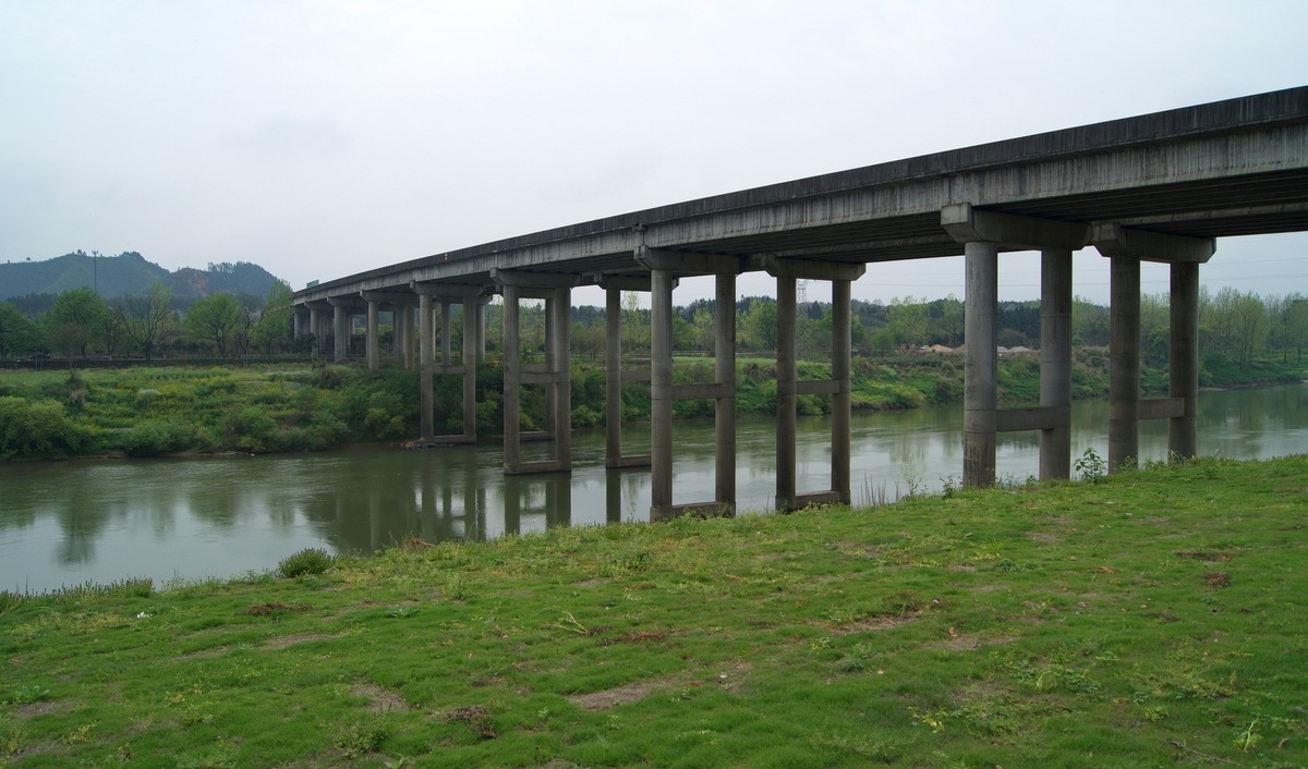 逢山开路遇水架桥