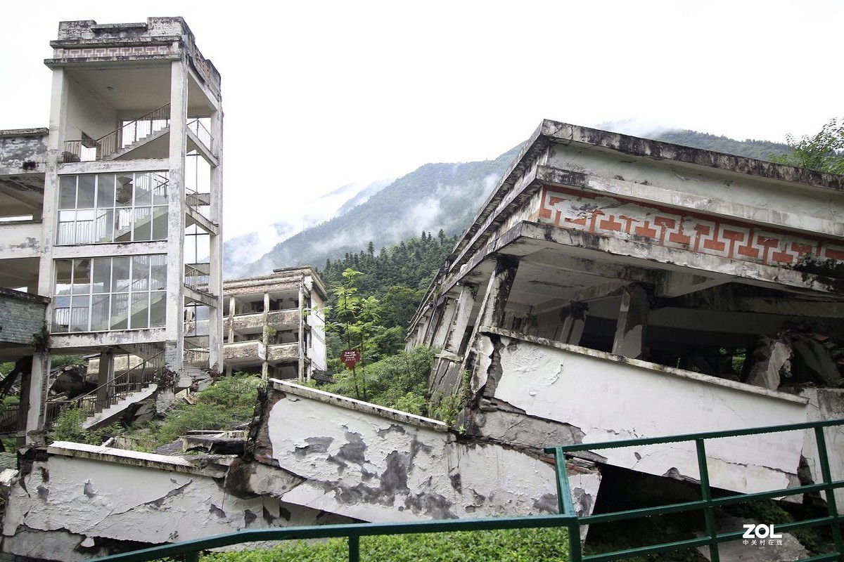 雨中的汶川县映秀镇地震遗址