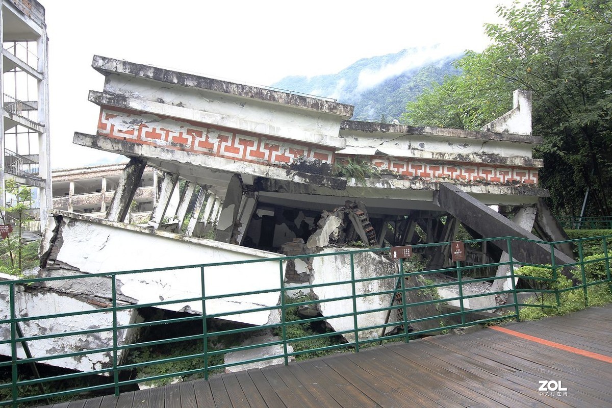 雨中的汶川县映秀镇地震遗址