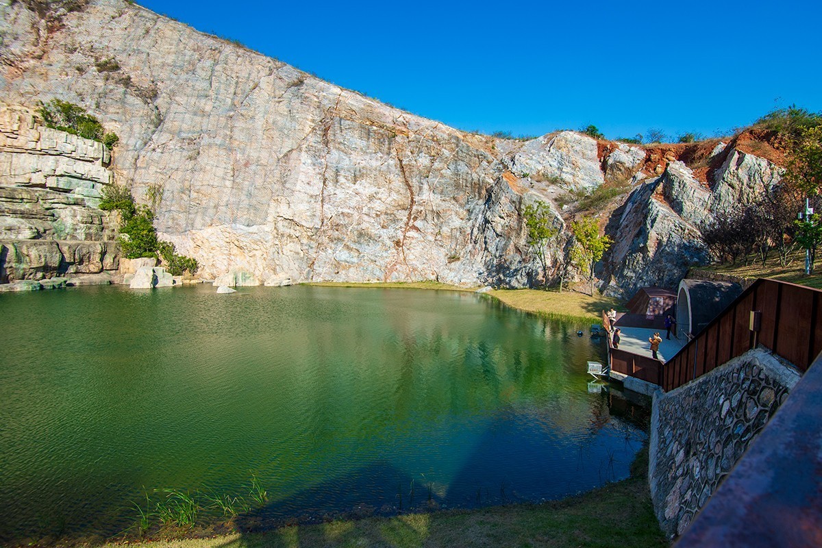 南京汤山矿坑公园