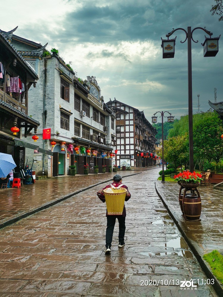 细雨蒙蒙中的安居古镇