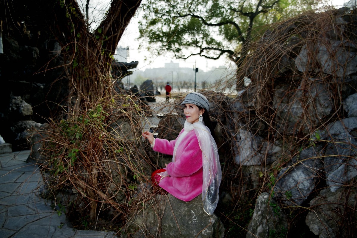 梅美女开心在紫阳湖公园