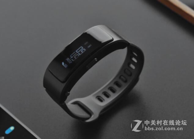 忙碌上班族用华为手环b3青春版为生活加点料