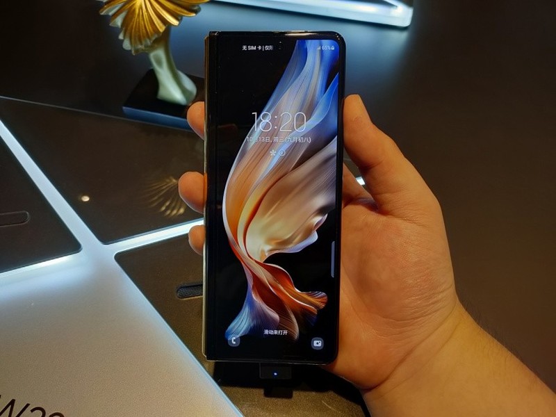 16999元心系天下三星w225g手机发布ipx8防水折叠屏附带spen