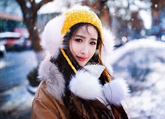  Take a beautiful girl to the snow