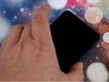 艺术般的“挖孔屏”，是技术实力的展现，还是寻求突破中的改变