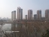 艺术般的“挖孔屏”，是技术实力的展现，还是寻求突破中的改变