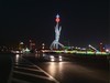 艺术般的“挖孔屏”，是技术实力的展现，还是寻求突破中的改变