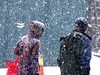 风雪交加行路人