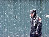 风雪交加行路人
