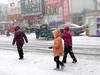 风雪交加行路人