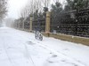 风雪交加行路人