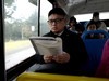 公交车上学习热