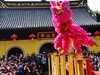 大年初一，惠山寺前狮舞春