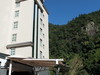 温泉饭店一瞥 (顺光拍照, 蓝天)