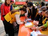 求是义工幸福广场爱心活动纪实