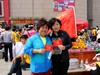 求是义工幸福广场爱心活动纪实