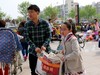 求是义工幸福广场爱心活动纪实