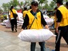 求是义工幸福广场爱心活动纪实