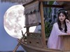 穿牖而来夏日清风冬日日， 卷帘相见前山明月后山山。