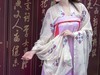 穿牖而来夏日清风冬日日， 卷帘相见前山明月后山山。