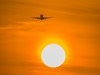 飞 机 冲 日