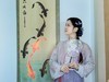 袖染诗韵墨香，抚平眉间惆怅。